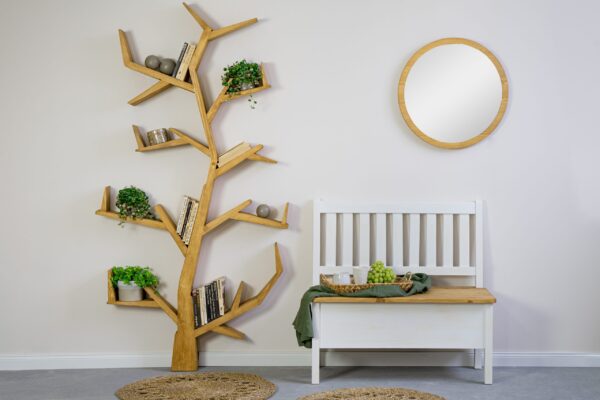 Biała ławka drewniana ze skrzynią, lustro okragłe i półka drzewko