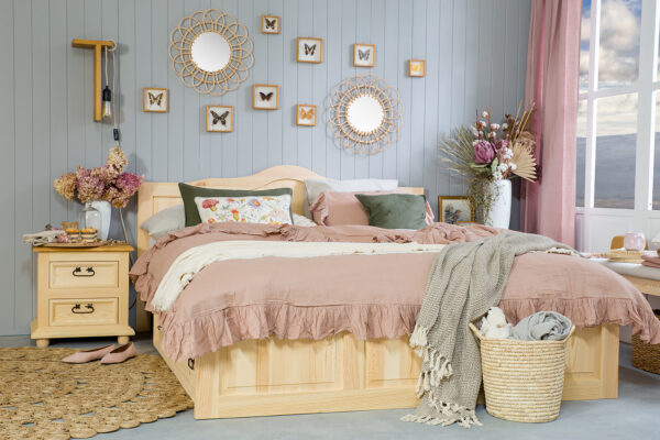 Małżeńskie łóżko drewniane w stylu retro