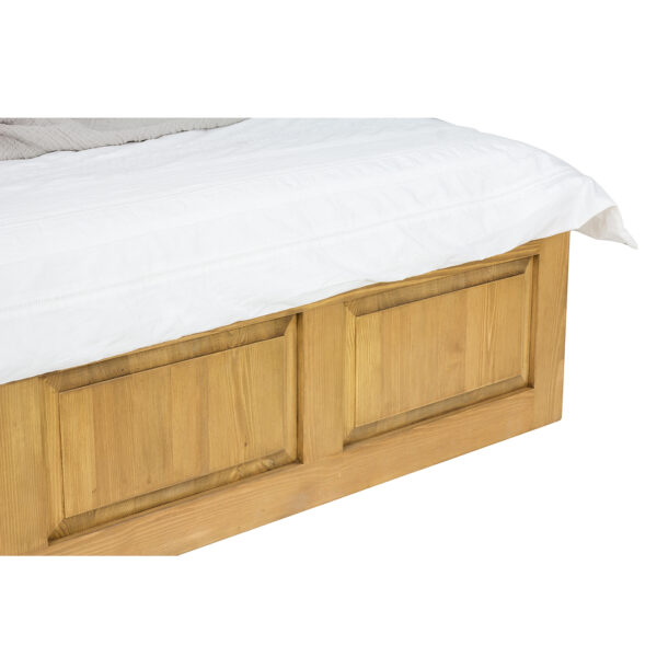 drewniane łóżko z filunkami