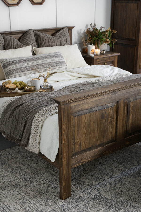 Drewniane łóżko małżeńskie w stylu kolonialnym