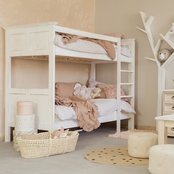 Białe łóżko piętrowe z litego drewna do pokoju dziecięcego