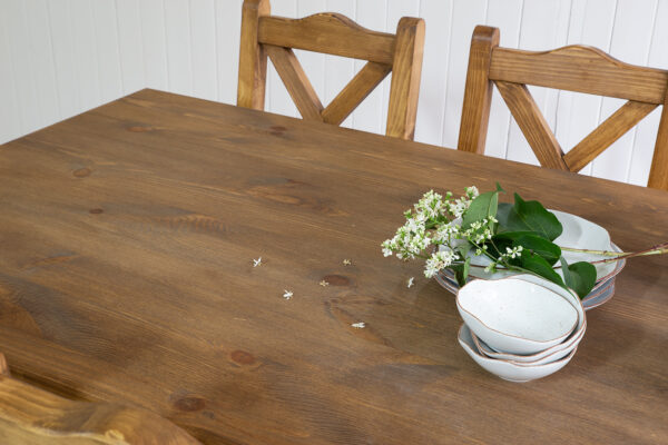 Rustykalny stół drewniany do kuchni