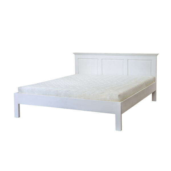 Białe eleganckie łóżko z litego drewna