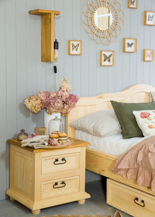 Sosnowe łóżko do sypialni w stylu rustykalnym