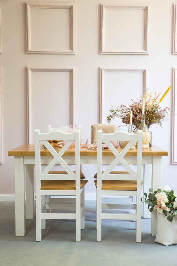 Biały stół drewniany do kuchni