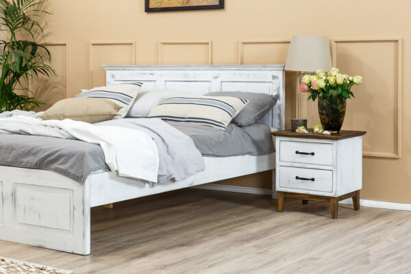 Drewniane łóżko małżeńskie do sypialni z przetarciami