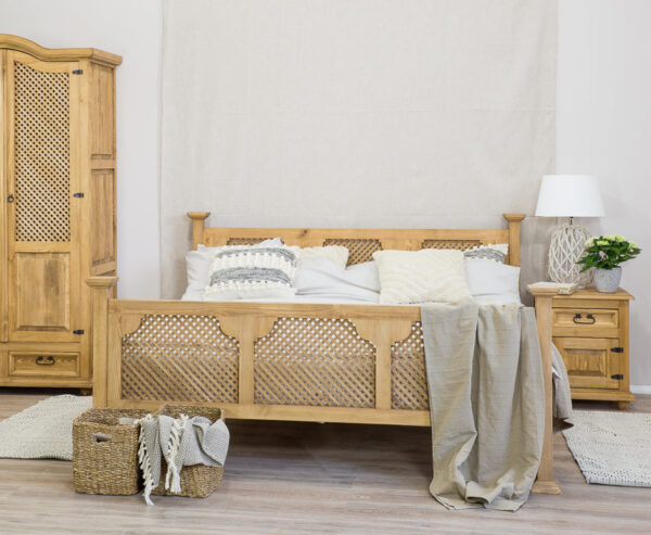 Rustykalne łóżko z litego drewna