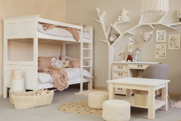 Drewniane, białe meble do pokoju dziecięcego