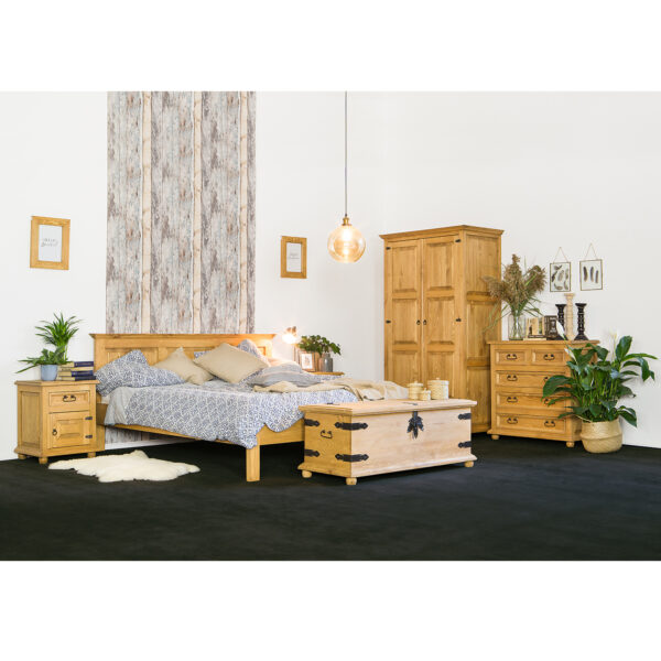Woskowana komoda do sypialni w stylu rustykalnym