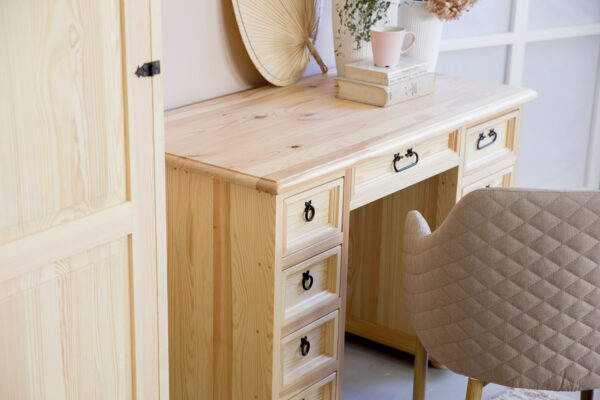 Drewniane biurko z szufladami w stylu retro