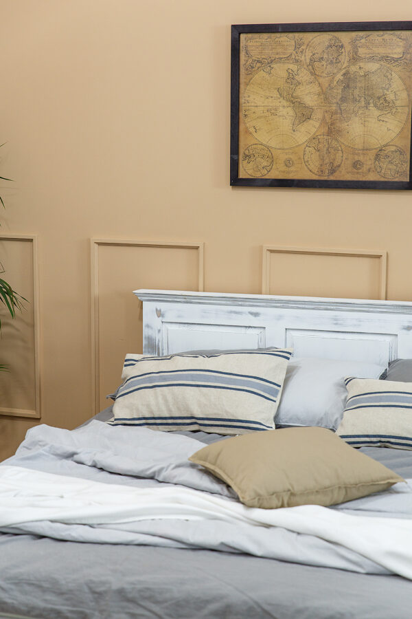 Przecierane łóżko drewanie w stylu prowansalskim