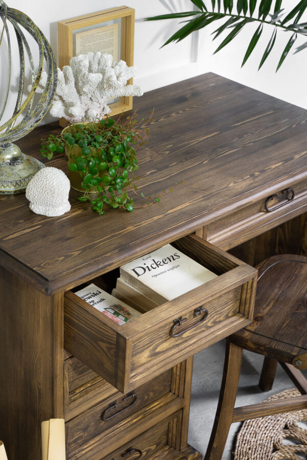 Rustykalne biurko drewniane do gabinetu domowego