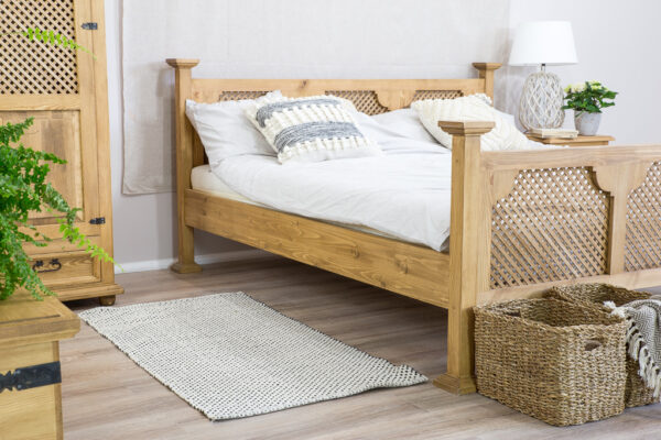 Rustykalne łóżko drewnane pokryte woskiem pszczelim