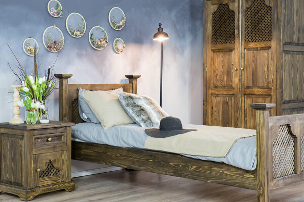 Drewniane łóżko w stylu retro