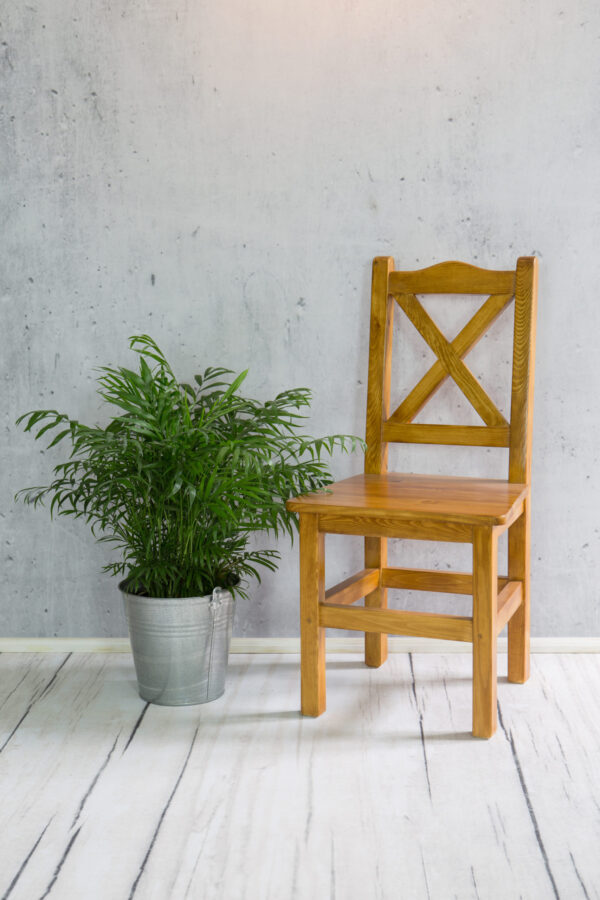 Rustykalne krzesło z drewna do stołu