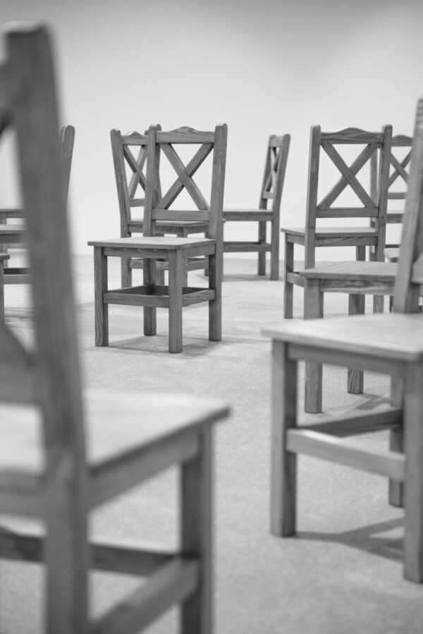 Woskowane krzesło drewniane