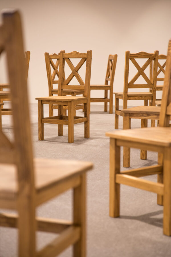 Rustykalne krzesła drewniane do kuchni