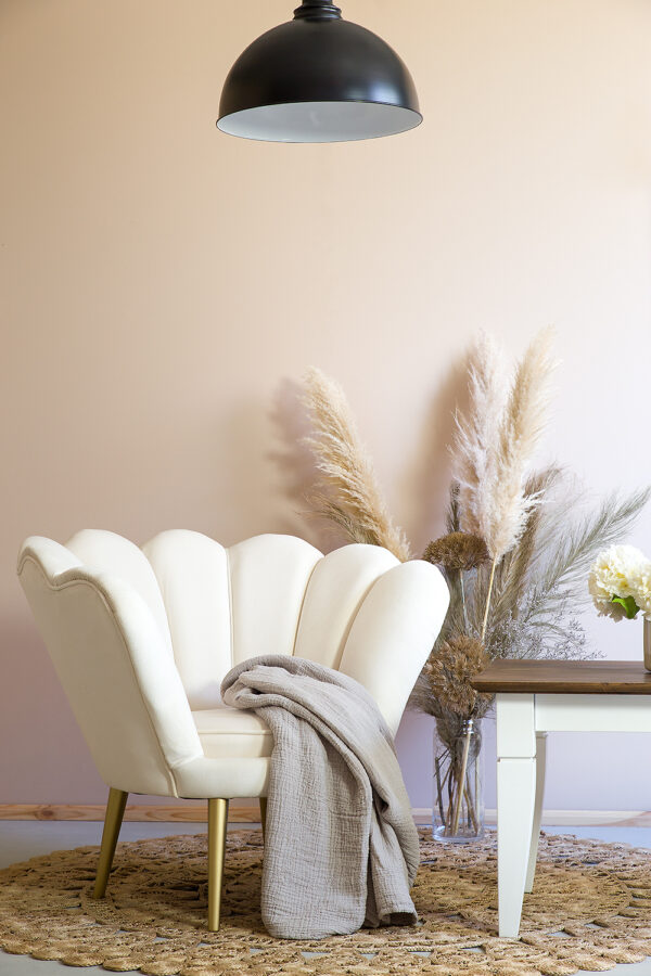 Kremowy fotel elegancki, w kształcie muszelki
