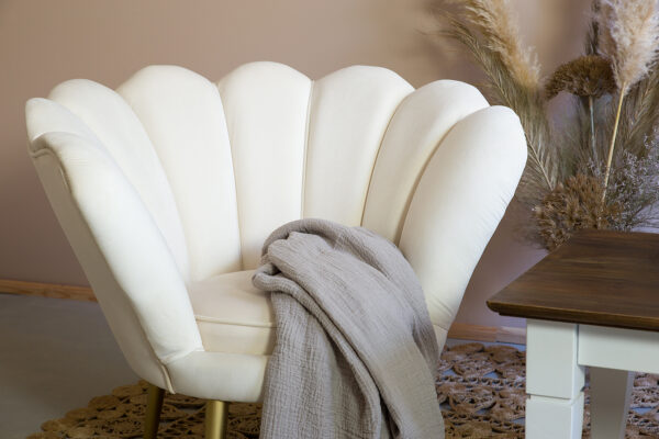Fotel w kształcie kwiatka, kremowy ze złotymi nóżkami