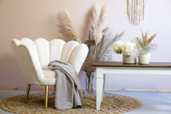 Elegancki fotel muszelka biały ze złotymi nóżkami