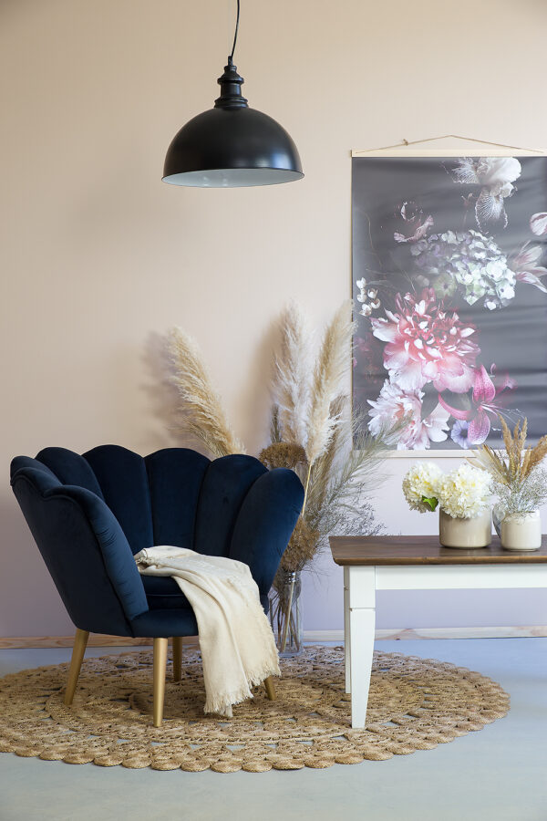 Granatowy fotel rosalina ze złotymi nóżkami