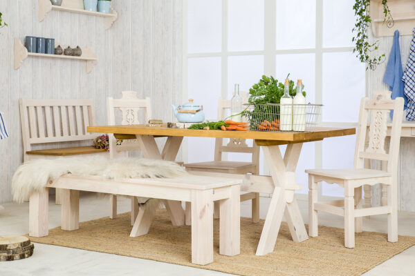Stół kuchenny drewniany z krzesłami białymi