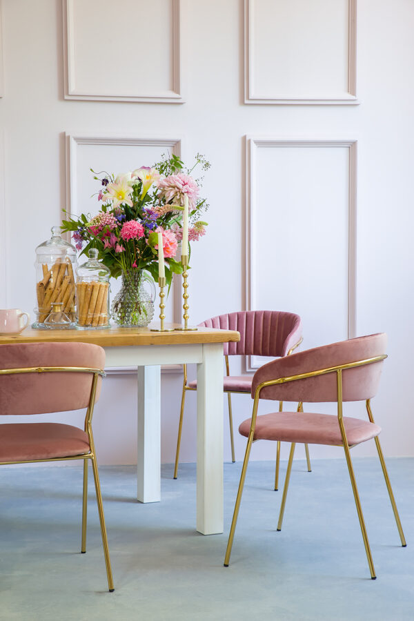Krzesło lira różowe ze złotymi nogami