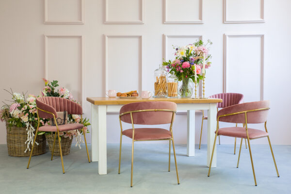 Zestaw różowych krzeseł tapierowanych w jadalni