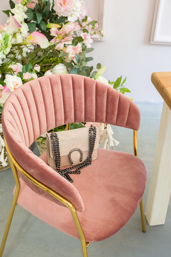 Stylowe krzesło tapicerowane w kolotrze różowym