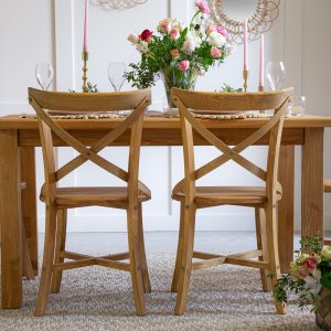Drewniany zestaw krzeseł i stołu w jadalni