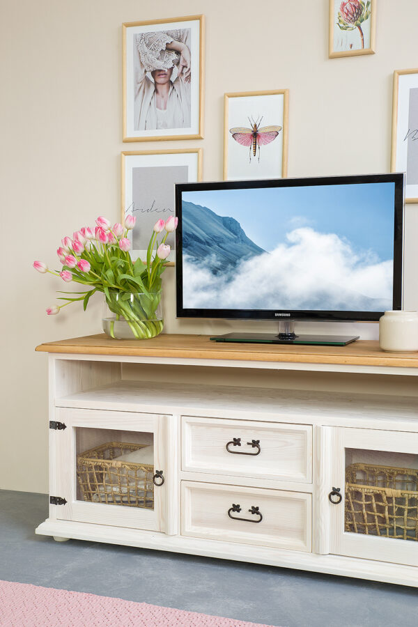 Biała szafka pod telewizor w stylu prowansalskim