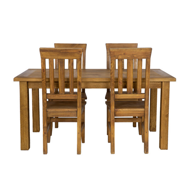 Rustykalne krzesła i stoły z litego drewna