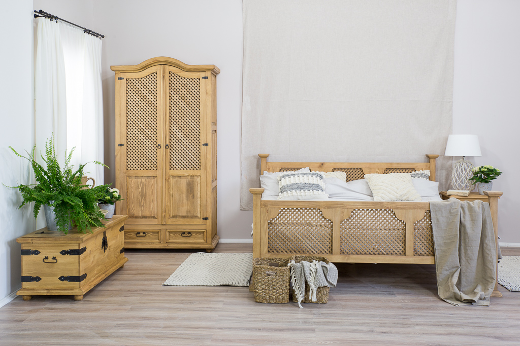 Drewniane szafy do sypialni, salonu i przedpokoju