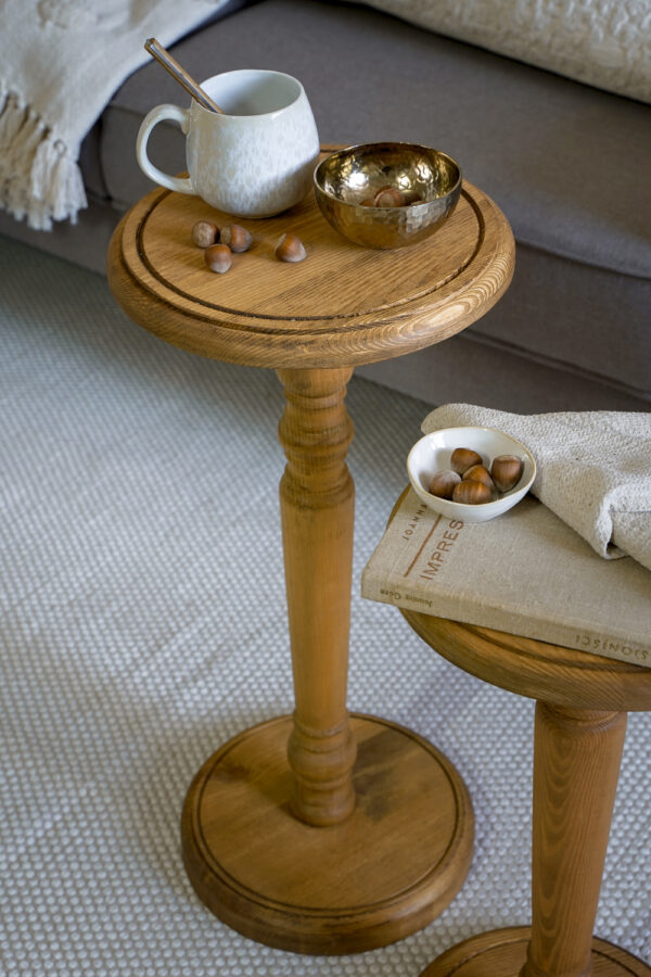 Drewniany stolik pomocniczy okrągły do salonu