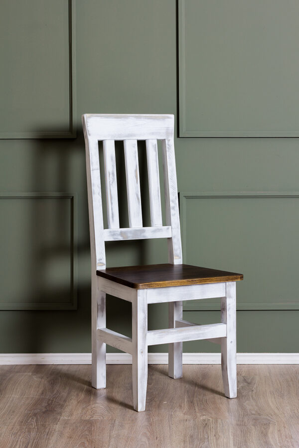 Przecierane krzesło drewniane do stołu