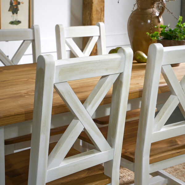Przecierane białe krzesła drewniane do kuchni