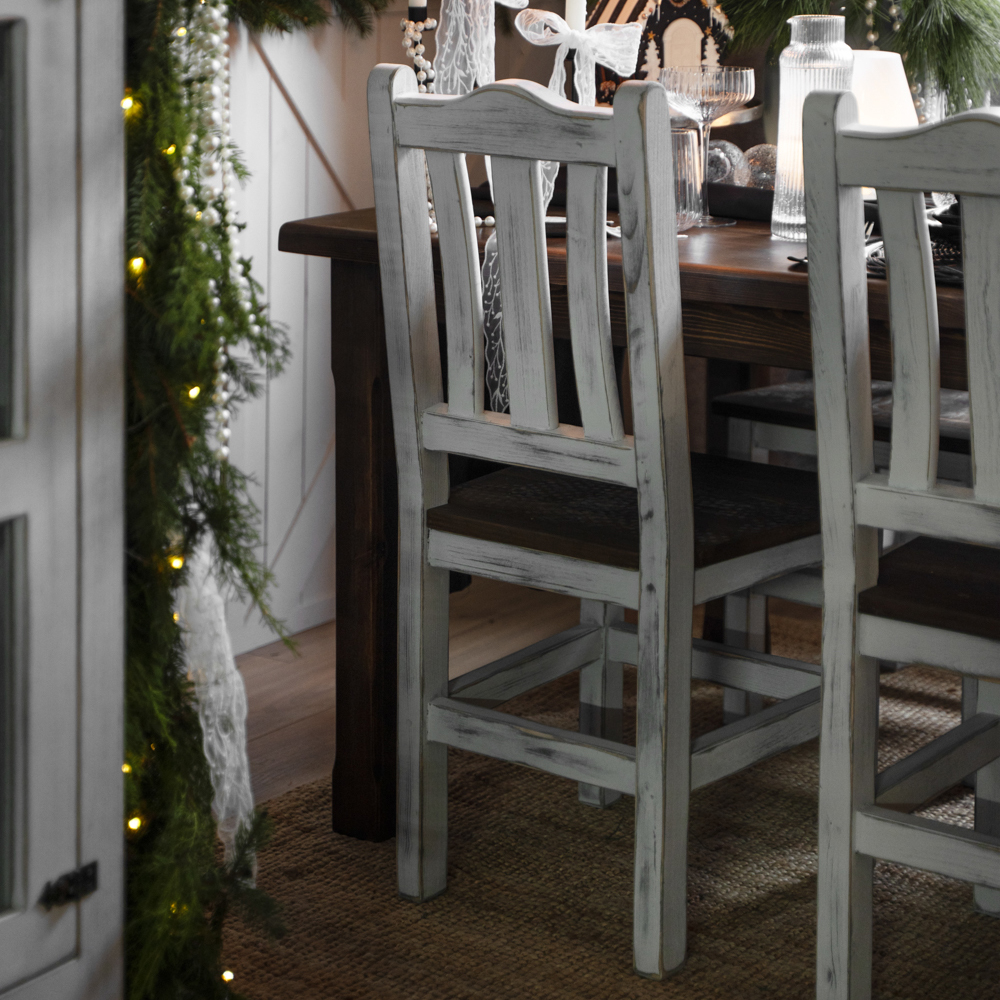 Białe krzesło postarzane z drewna w stylu rustykalnym, prowansalskim